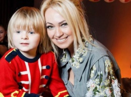 Яна Рудковская похвасталась, что не покупает сыну одежду