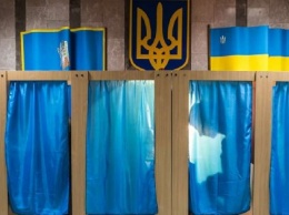 В Запорожской области местный депутат привез десятки избирателей прямо к участку
