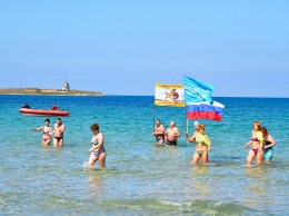 Крымские «моржи» закрыли сезон зимнего плавания