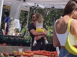 Ирина Шейк и Брэдли Купер с дочерью Леей на фермерском рынке в Лос-Анджелесе
