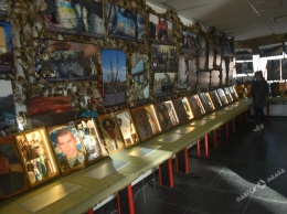 Фотографии, шевроны, и запах смерти: на одесском Морвокзале открылась выставка «Блокпост памяти»