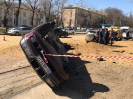 Мощный взрыв под автомобилем в Одессе: водитель чудом уцелел