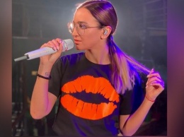 Ольга Бузова заявила, что у нее украли дизайн футболки «с губами»