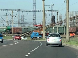 Под Одессой водитель легковушки сбил электроопору железной дороги