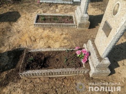 В Донецкой области женщина во время уборки на кладбище подорвалась на неизвестном взрывном устройстве