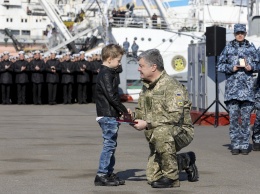 Порошенко вручил ордена семьям моряков, которые попали в российский плен