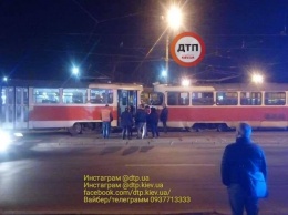У метро "Черниговская" в Киеве лоб в лоб столкнулись трамваи