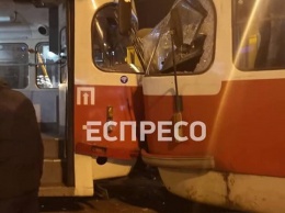 Слетел с рельс и выехал на "встречку": в Киеве лоб в лоб столкнулись трамваи