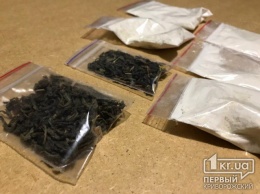 Криворожские полицейские задержали двоих парней, которые «для себя» хранили десятки доз наркотиков