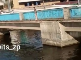 Ради забавы прыгнул с моста: в Запорожье школьник искупался в ледяной воде