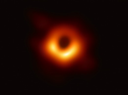 Астрономам впервые удалось получить снимок черной дыры