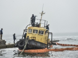 Буксир контрабандистов на одесском «Дельфине» готовят к эвакуации (фото)