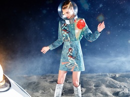 Самый модный цвет сезона и День космонавтики: смотрим новые лукбуки