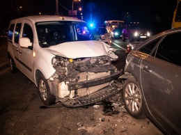В Киеве Renault протаранил Audi: водителя обнаружили без сознания