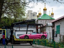 В Киеве на территории храма заметили тюнингованную Ferrari