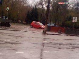 Езда по газонам в Кривом Роге иногда наказуема - в парке Хмельницкого автомобиль попал в яму