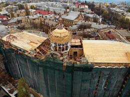 Реставраторы продолжают чинить крышу дома Руссова (фото)