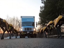 Boston Dynamics показала, как ее роботы тащат грузовик: видео