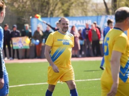 Павелко и Протасов сыграли в футбол со школьниками на новом стадионе в Магдалиновке