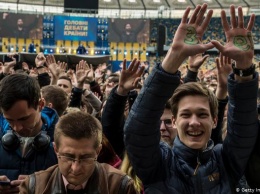 Стадион на двоих: как сторонники Порошенко и Зеленского смотрели дебаты на "Олимпийском"