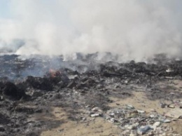 Во Львовской области третьи сутки ликвидируют масштабный пожар на свалке