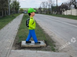 В селе под Одессой скульптуры пластмассовых школьников призывают быть осторожными автомобилистов