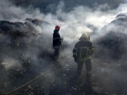 На Днепропетровщине почти семь часов тушили пожар на незаконной свалке