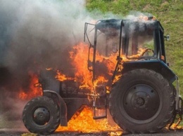 На Сумщине сгорели тракторы: на месте пожара нашли бутылку с зажигательной смесью