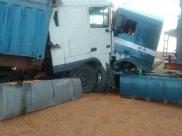 В Николаевской области зерновоз не разминулся с фурой из-за ямы на дороге (фото)