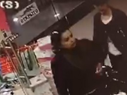 В Днепре в ТЦ "Славутич" обокрали женщину с ребенком: видео с камер наблюдения