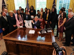Трамп пригласил женскую команду в Белый дом, где угощал их фаст-фудом: фото и видео