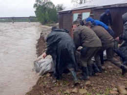 Нацгвардию привлекли к ликвидации последствий разлива реки на Прикарпатье