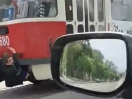 Опасные развлечения: под Днепром дети катаются на подножках трамваев