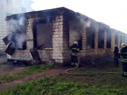 В Каменском на территории одной из школ горела мастерская