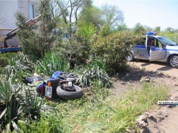 В Керчи водитель мотоцикла оказался в цветочной клумбе