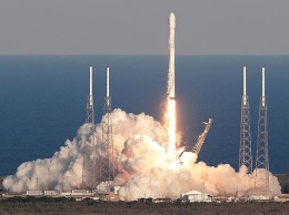 Ракета Falcon 9 с кораблем Dragon стартовала с мыса Канаверал к МКС