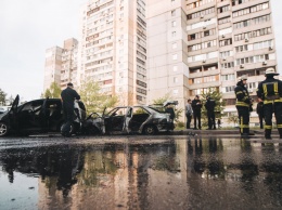 В Киеве авто протаранило припаркованные машины и загорелось: фото, видео