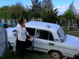 ДТП под Днепром: пьяная женщина без прав въехала в памятник на кладбище