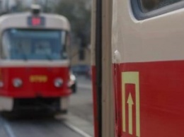 В Киеве возле "Черниговской" колеи утонули в воде: трамваи не ездят