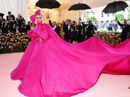 Леди Гага эпатировала нарядами гостей Met Gala
