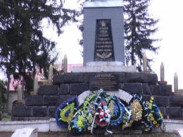 Жители Перечинского района Закарпатья и члены местной ячейки "Оппозиционной платформы - За жизнь" возложили цветы у монументов освободителям