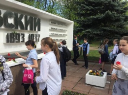 В России школьники в честь 9 Мая возложили цветы к памятнику маршалу, расстрелянного в 1937 году