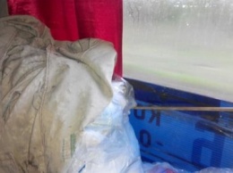 Ржавчина, грязь на матрасах и "клей" на окнах: в сети появились фото вагона сезонного поезда Одесса-Ковель