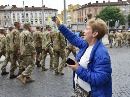 В Украине будут награждать родителей военных, которые служат на Донбассе