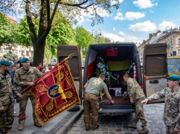 Во Львове простились с погибшим на Донбассе украинским воином Иваном Сакалем