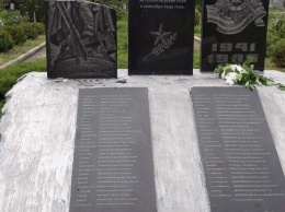 В Днепропетровской области вандалы разгромили памятник воинам Второй мировой войны, - ФОТО