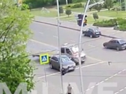 Не проскочил. Появилось видео сегодняшней аварии на проспекте в Мелитополе