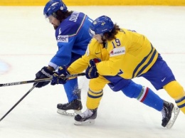 Хоккей: чемпионы мира шведы одержали первую победу на пути к защите титула