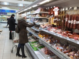Гнилые кишки и кровь в колбасе: в сети показали, чем производители "кормят" украинцев
