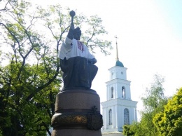 Фотофакт: в Полтаве памятник Ивану Мазепе одели в вышиванку